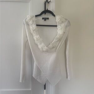White V-Neck Sweater with Floral Details AZI
"TAMMY" WHITE TOP